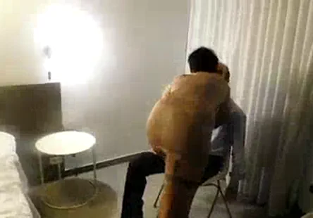 La belle blonde se fait percer par son amant.