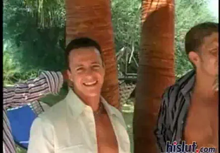 Deux adolescentes lesbiennes se baisent lune lautre pendant quune partie à trois est en train de se dérouler.