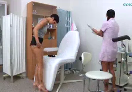 Une brune asiatique dévergondée suçant deux bites charnues à la fois