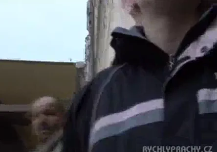 Elle a un pistolet chargé entre ses jambes, prêt à tirer.