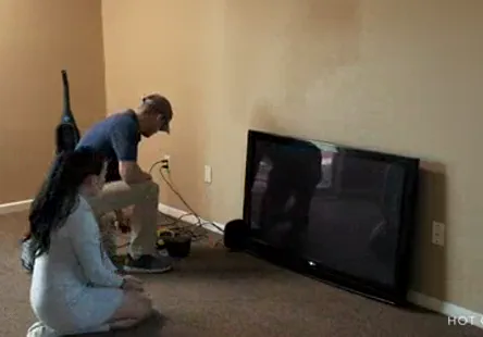 La fille ébène donne la tête et branle la bite avec ses mains.