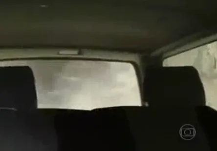 Une énorme milf aux gros seins en train de faire lamour sur le terrain.