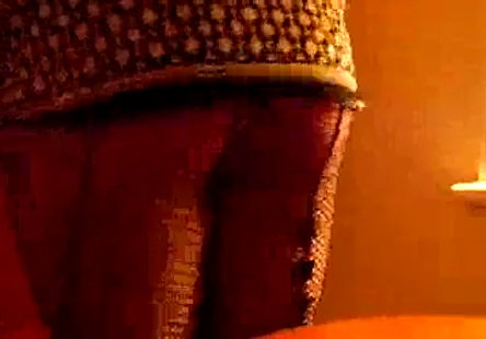 Létalon noir, grand et musclé, pilonne son trou du cul serré avec sa bite massive.