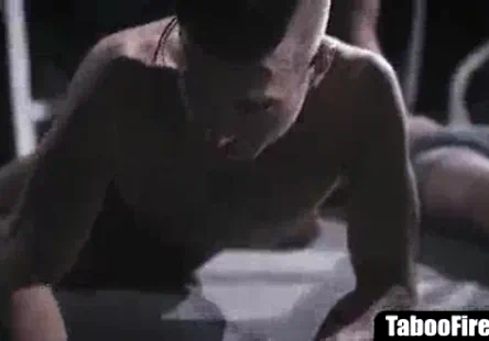 La phrase pourrait être réécrite comme une jeune personne aux parties génitales poilues sexposant à lextérieur.