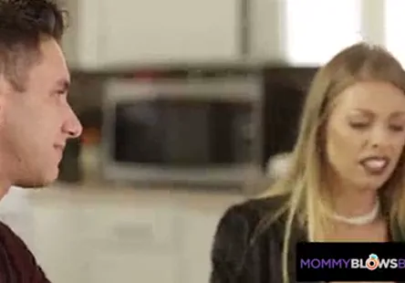 Les deux milfs expérimentées partagent leurs chattes avec plusieurs bites en même temps tout en profitant de gangbangs dans un décor de cinéma chaud.