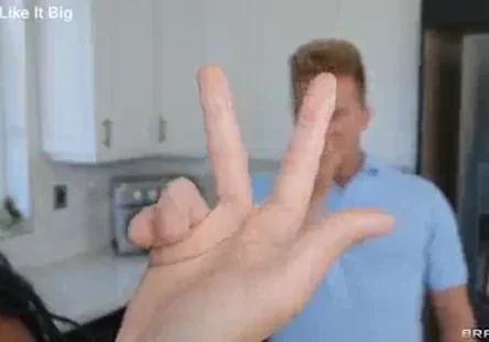 Pourrait être réécrit comme les adolescents sont super chauds et ils dominent la scène.