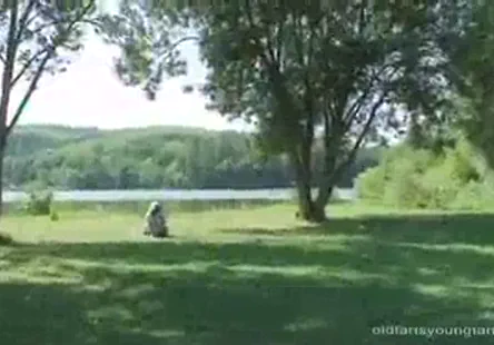 = je veux baiser cette minuscule adolescente aux petits seins et aux cheveux blonds.