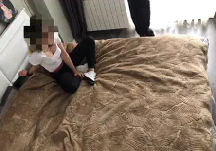 Regardez ma sœur se baiser avec ses doigts sur lécran de lordinateur. cest une sale petite pute qui adore jouer avec sa chatte.