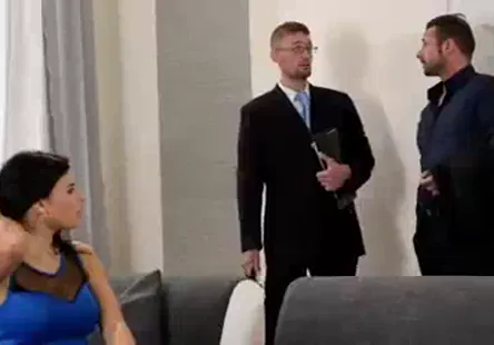 La jeune femme était tellement excitée quelle avait du mal à se contenir. réécrit la salope en chaleur était sur le point dexploser de son jus de chatte.