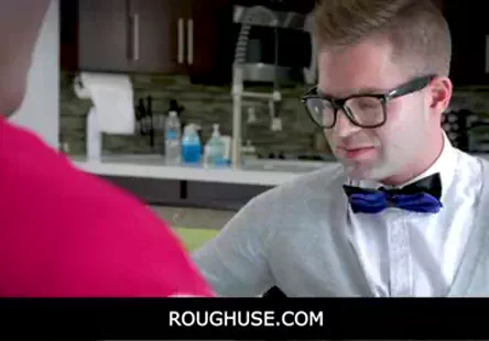 Rainia est une salope en chaleur qui aime baiser et qui a eu la chance de se faire pilonner la chatte dans une voiture chaude.