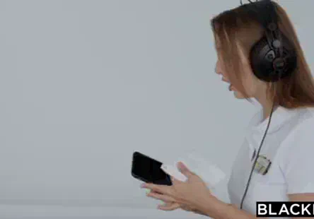 Cette lesbienne brune se fait lécher la chatte et doigter par une autre salope sexy.