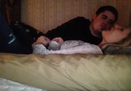 Une vraie masseuse asiatique tatouée sur une caméra espion -