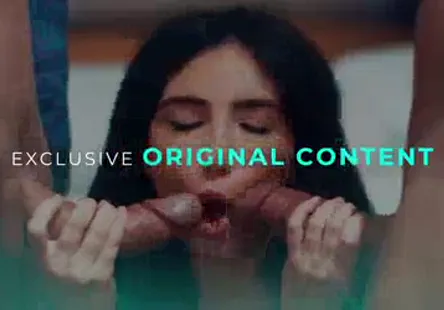 Votre femme sexy est une sale tricheuse qui adore parler de choses cochonnes tout en se faisant pilonner au lit.