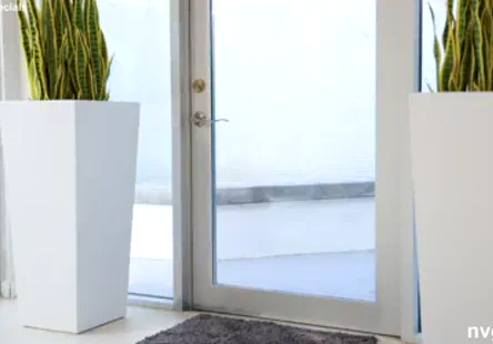 La milf aux gros seins suce une bite et la prend dans sa chatte.