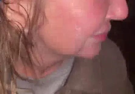 Une bande de jeunes adultes aux mœurs légères se livrant à une séance de sexe en groupe sans tabou.