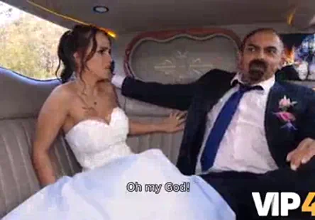 La sexy milf latine va aider ce chanceux à se détendre en lemmenant dans une virée sensuelle.