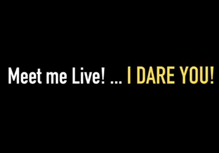 Wendy, la salope, se doigte la chatte.