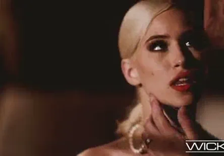 Cette jeune fille fait un beau massage de la chatte humide avec ses mains habiles.