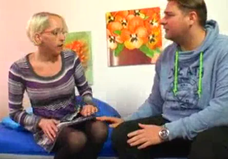 La salope européenne de sexe public sest fait asperger le jus de sa chatte sur tout lespace extérieur.