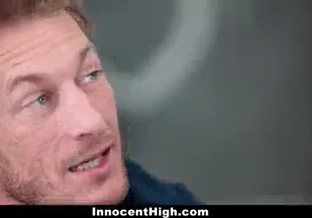 La première étape consiste à identifier lidée principale de la phrase originale, à savoir que des musiciennes lesbiennes font lobjet dune discussion ou dune présentation sur un site web appelé beeg.