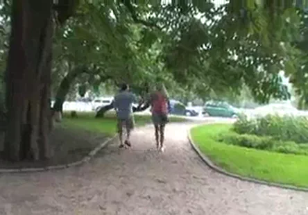 Une jeune femme potelée exhibe son énorme cul dans la cabine dessayage.