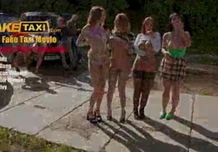 La jeune femme sexy au corps magnifique suce une énorme bite.