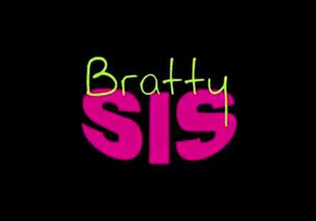 = une jeune fille fait une fellation à un homme tout en étant filmée en point de vue (pov), ce qui provoque léjaculation de ce dernier. réécriture ladolescente faisait une fellation à son partenaire alors quelle était filmée en mode pov, ce qui la fait éj