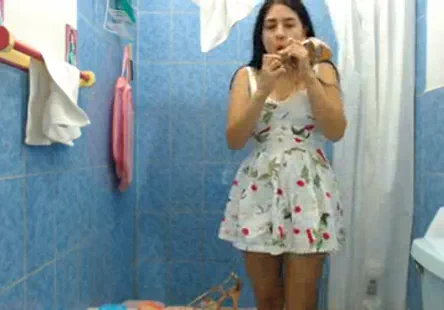 Des adolescentes lesbiennes amatrices se déchaînent les unes sur les autres avec des strap-ons.