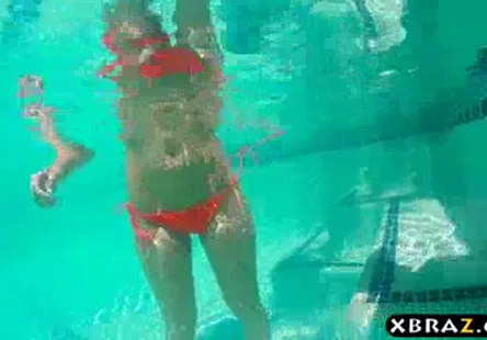 La mamie aux seins énormes se fait plaisir dans ses collants coquins.