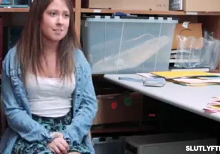 Leurobabe meg magic montre ses seins à un mec et il les baise tous les deux.