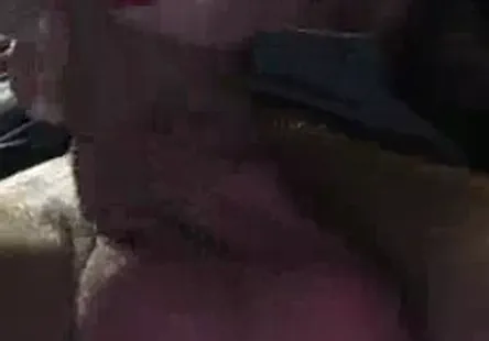 Blondie chevauche la bite de son frère comme une championne.