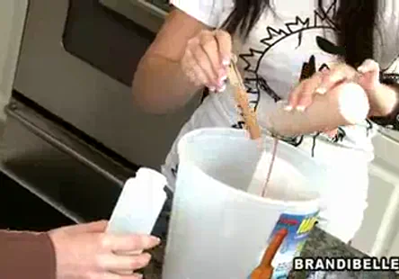 Popping the cherry - cette expression est couramment utilisée pour décrire la première expérience sexuelle dune personne, qui implique souvent la perte de la virginité.