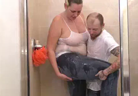 Une bombe blonde atteint lorgasme avec un plaisir intense.