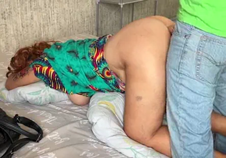 En dautres termes, une blonde sexy qui aime les filles se fait frotter le corps puis baiser avec des doigts.