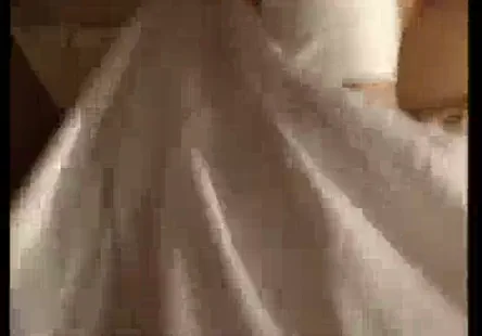 A dani daniels, une belle femme mariée, est vue en train de faire une fellation à un pénis en érection à lextérieur.