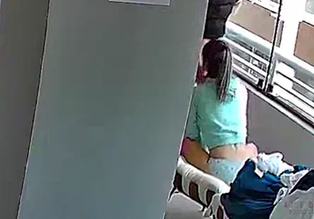 Haruka oosawa, la mignonne avec la lingerie, donne la tête à une grosse bite.