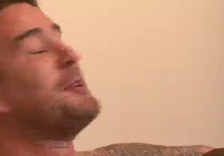 Des hommes jeunes et vieux font lamour avec une femme de petite taille.