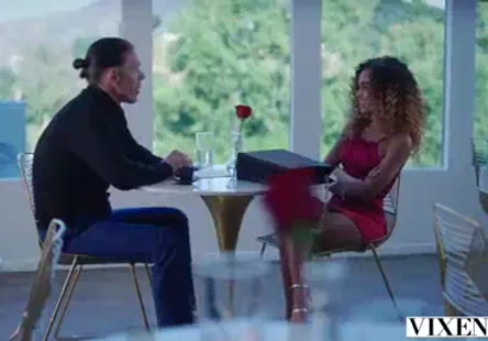 Cette salope sest fait étirer la chatte par un tas de bites, mais elle a adoré chaque seconde.