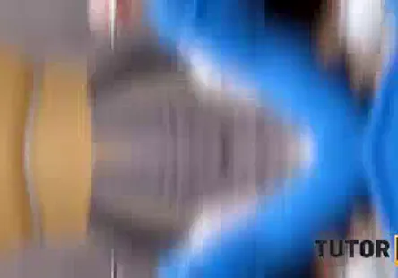 Une jeune fille excitée aime la baise brutale.