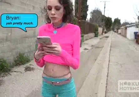 Cette jeune fille de 18 ans est une vraie poupée et jaimerais bien la frapper.