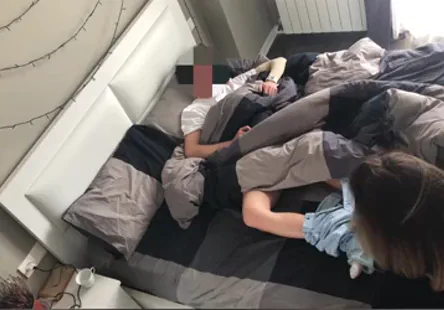 Un fils fain&eacute;ant avec une bite dure a &eacute;t&eacute; bais&eacute; par sa belle-m&egrave;re blonde.