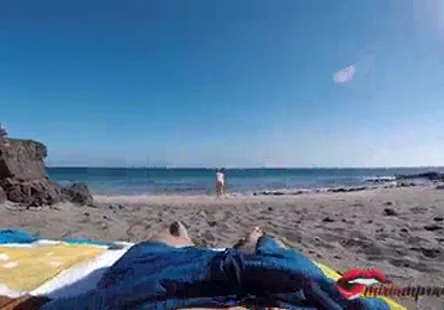 Une femme latine portant des sous-vêtements sexy reçoit un doigt baisant sa chatte humide dun angle plus rapproché tout en étant observée à travers lobjectif dune caméra.