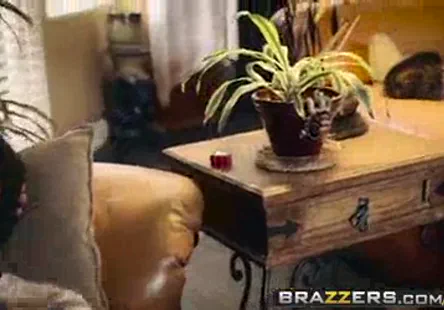 Un jeune homme de 18 ans, sexy et excit&eacute;, pr&ecirc;t &agrave; se faire pilonner par une grosse bite.