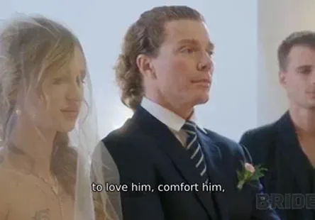 Cette salope est une honte totale, elle nest rien dautre quune salope ivre de spring break qui aime se mettre nue et se faire baiser devant la cam&eacute;ra pour de laction porno cochonne.