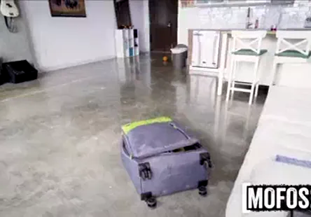 Fouettée par la maîtresse blonde vanessa tube cup = vanessa fouette ma bite avec son corps blond et chaud pendant que je me botte les couilles en attendant le prochain coup.