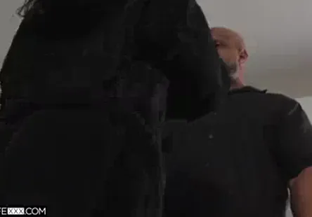 Petite adolescente auto-stoppeuse se faisant pilonner à lextérieur pov.