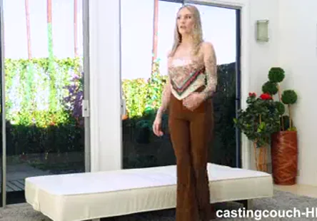 Ce couple de jeunes excit&eacute;s sest mis en sc&egrave;ne lors de leur s&eacute;ance photo