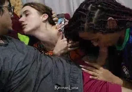 Une brune aimant les fellations appr&eacute;cie le sexe en plein air.