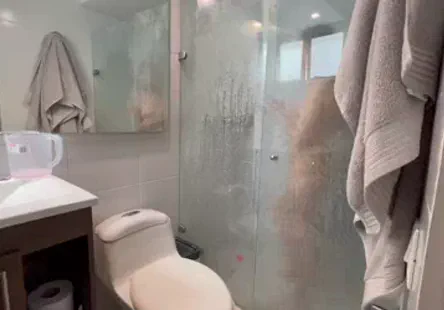 La vieille belle-m&egrave;re suce la bite de son gendre pendant que sa fille les regarde faire lamour.