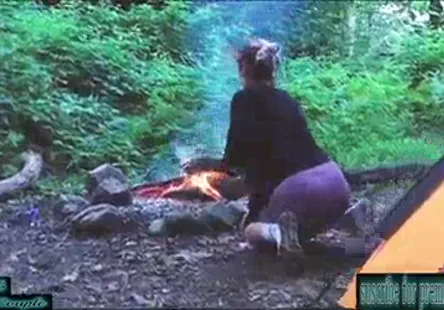 Une superbe et sexy asiatique en train de senvoyer en lair et davaler sa charge.